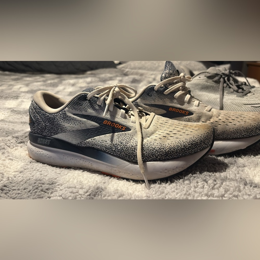 Brooks ghost running shoes wore 4 times running basically new.